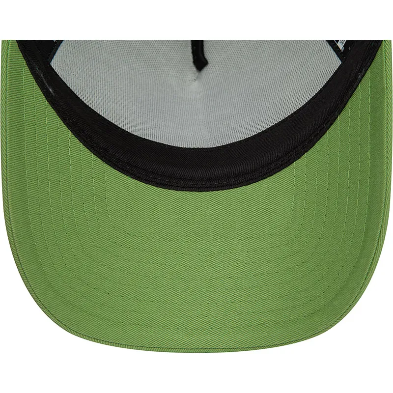 weisse-und-grune-trucker-cap-a-frame-character-von-tasmanischer-teufel-looney-tunes-von-new-era