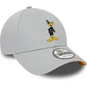 9forty-verstellbare-graue-curved-cap-mit-charakter-von-daffy-duck-looney-tunes-von-new-era