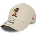 9forty-verstellbare-beige-kappe-mit-gebogenem-schirm-und-tasmanischer-teufel-charakter-von-looney-tunes-von-new-era
