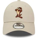 9forty-verstellbare-beige-kappe-mit-gebogenem-schirm-und-tasmanischer-teufel-charakter-von-looney-tunes-von-new-era