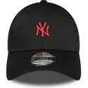 schwarze-verstellbare-kappe-mit-gebogenem-schirm-und-rotem-logo-9forty-home-field-der-new-york-yankees-mlb-von-new-era