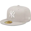 beige-eng-anliegende-59fifty-league-essential-kappe-der-new-york-yankees-mlb-von-new-era