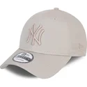cappellino-beige-regolabile-con-visiera-curva-e-logo-beige-9forty-league-essential-poly-dei-new-york-yankees-mlb-di-new-era