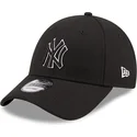czarna-regulowana-czapka-z-zakrzywionym-daszkiem-z-czarnym-logo-9forty-pop-outline-new-york-yankees-mlb-new-era