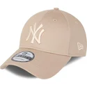 beige-justerbar-bojd-keps-med-beige-logotyp-9forty-league-essential-new-york-yankees-mlb-fran-new-era