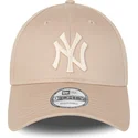 bezowa-czapka-z-zakrzywionym-daszkiem-regulowana-z-bezowym-logo-9forty-league-essential-new-york-yankees-mlb-od-new-era