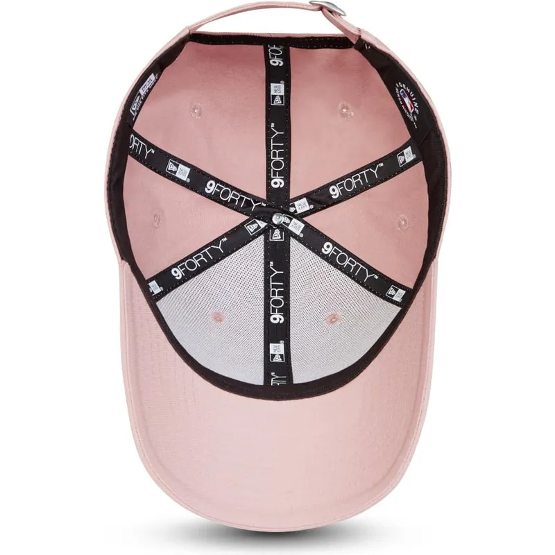 hellrosa-verstellbare-curved-cap-mit-weissem-logo-9forty-league-essential-von-new-york-yankees-mlb-von-new-era