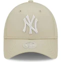 gorra-curva-beige-ajustable-para-mujer-9forty-league-essential-de-new-york-yankees-mlb-de-new-era