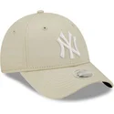 gorra-curva-beige-ajustable-para-mujer-9forty-league-essential-de-new-york-yankees-mlb-de-new-era