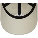 verstellbare-beige-9twenty-league-essential-kappe-mit-gebogenem-schirm-der-new-york-yankees-mlb-von-new-era