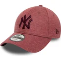 mutzen-gebogen-rot-verstellbares-band-granate-granate-9forty-jersey-essential-der-new-york-yankees-mlb-von-new-era