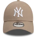 cappellino-curvo-marrone-chiaro-regolabile-9forty-league-essential-dei-new-york-yankees-mlb-di-new-era