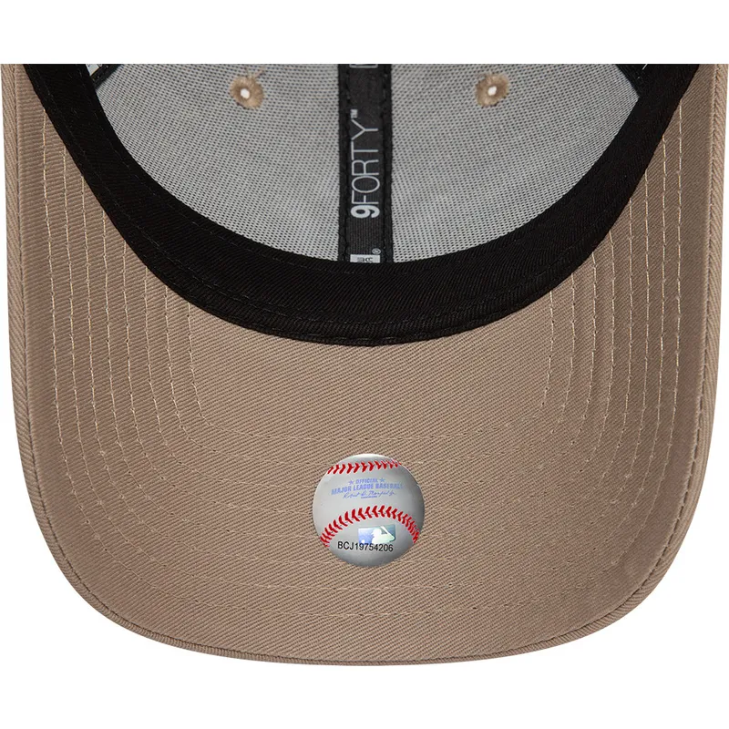 cappellino-visiera-curva-marrone-chiaro-regolabile-9forty-league-essential-di-new-york-yankees-mlb-di-new-era