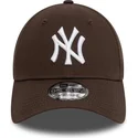 gorra-curva-marron-oscuro-ajustable-9forty-league-essential-de-new-york-yankees-mlb-de-new-era