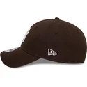 dunkelbraune-verstellbare-curved-cap-9forty-league-essential-der-new-york-yankees-mlb-von-new-era