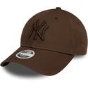 gorra-curva-marron-oscuro-ajustable-con-logo-marron-oscuro-para-mujer-9forty-league-essential-de-new-york-yankees-mlb-de-new-era