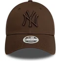 cappellino-curvo-marrone-scuro-regolabile-con-logo-marrone-scuro-da-donna-9forty-league-essential-dei-new-york-yankees-mlb-di-ne