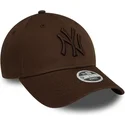 cappellino-curvo-marrone-scuro-regolabile-con-logo-marrone-scuro-da-donna-9forty-league-essential-dei-new-york-yankees-mlb-di-ne