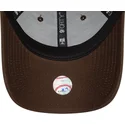 cappellino-curvo-marrone-scuro-regolabile-con-logo-marrone-scuro-da-donna-9forty-league-essential-dei-new-york-yankees-mlb-di-ne