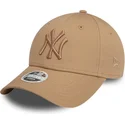 gorra-curva-marron-claro-ajustable-con-logo-marron-claro-para-mujer-9forty-league-essential-de-new-york-yankees-mlb-de-new-era