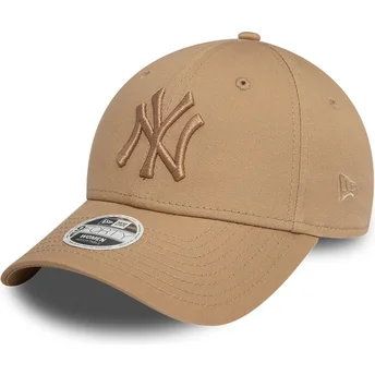 Justerbar ljusbrun böjd keps med ljusbrun logga för dam 9FORTY League Essential New York Yankees MLB från New Era