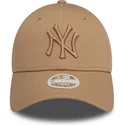 gorra-curva-marron-claro-ajustable-con-logo-marron-claro-para-mujer-9forty-league-essential-de-new-york-yankees-mlb-de-new-era