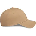 justerbar-ljusbrun-bojd-keps-med-ljusbrun-logga-for-dam-9forty-league-essential-new-york-yankees-mlb-fran-new-era