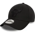 czarna-zakrzywiona-regulowana-czapka-z-czarnym-logo-9forty-essential-chicago-bulls-nba-marki-new-era