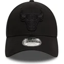 czarna-zakrzywiona-czapka-z-regulacja-i-czarnym-logo-9forty-essential-chicago-bulls-nba-od-new-era