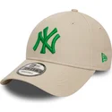 verstellbare-beige-kappe-mit-gebogenem-schirm-und-grunem-logo-9forty-league-essential-der-new-york-yankees-mlb-von-new-era