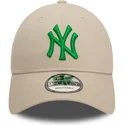 verstellbare-beige-kappe-mit-gebogenem-schirm-und-grunem-logo-9forty-league-essential-der-new-york-yankees-mlb-von-new-era