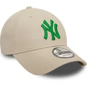verstellbare-beige-kappe-mit-gebogenem-schirm-und-grunem-logo-9forty-league-essential-der-new-york-yankees-mlb-von-new-era