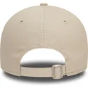 verstellbare-beige-kappe-mit-gebogenem-schirm-und-grunem-logo-9forty-league-essential-der-new-york-yankees-mlb-von-new-era
