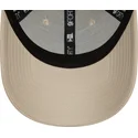 verstellbare-beige-kappe-mit-gebogenem-schirm-und-grunem-logo-9forty-league-essential-der-new-york-yankees-mlb-von-new-era