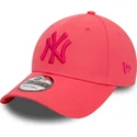 rosa-verstellbare-kappe-mit-gebogenem-schirm-und-rosa-logo-9forty-league-essential-der-new-york-yankees-mlb-von-new-era