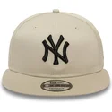 beige-flache-snapback-kappe-mit-schwarzem-logo-9fifty-league-essential-der-new-york-yankees-mlb-von-new-era