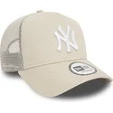 beige-trucker-cap-mit-weissem-logo-a-frame-league-essential-der-new-york-yankees-mlb-von-new-era