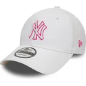 verstellbare-weisse-kappe-mit-gebogenem-schirm-und-rosa-logo-9forty-team-outline-der-new-york-yankees-mlb-von-new-era
