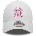 verstellbare-weisse-kappe-mit-gebogenem-schirm-und-rosa-logo-9forty-team-outline-der-new-york-yankees-mlb-von-new-era