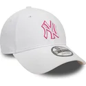 verstellbare-weisse-kappe-mit-gebogenem-schirm-und-rosa-logo-9forty-team-outline-der-new-york-yankees-mlb-von-new-era