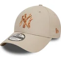 verstellbare-beige-9forty-kappe-mit-gebogenem-schirm-und-animal-infill-der-new-york-yankees-mlb-von-new-era