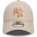 verstellbare-beige-9forty-kappe-mit-gebogenem-schirm-und-animal-infill-der-new-york-yankees-mlb-von-new-era
