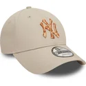 verstellbare-beige-9forty-kappe-mit-gebogenem-schirm-und-animal-infill-der-new-york-yankees-mlb-von-new-era