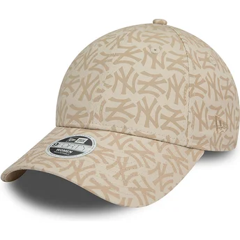 Gorra curva beige ajustable para mujer 9FORTY Monogram de New York Yankees MLB de New Era