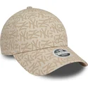 beige-gebogene-verstellbare-damenkappe-9forty-monogram-der-new-york-yankees-mlb-von-new-era