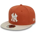 braune-und-beige-flache-snapback-kappe-9fifty-patch-der-new-york-yankees-mlb-von-new-era