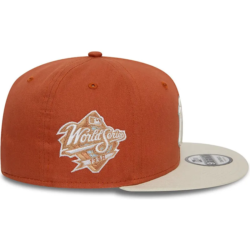 braune-und-beige-flache-snapback-kappe-9fifty-patch-der-new-york-yankees-mlb-von-new-era