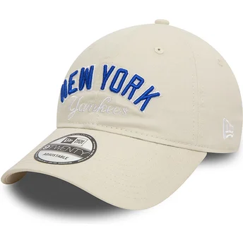 Beige verstellbare 9TWENTY Kappe mit gebogenem Schirm und New York Yankees MLB Wordmark von New Era.