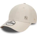 beige-verstellbare-curved-cap-9forty-flawless-der-new-york-yankees-mlb-von-new-era