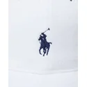 verstellbare-weisse-baseballkappe-mit-gebogenem-schirm-und-blauem-logo-aus-baumwollfrottee-classic-sport-von-polo-ralph-lauren